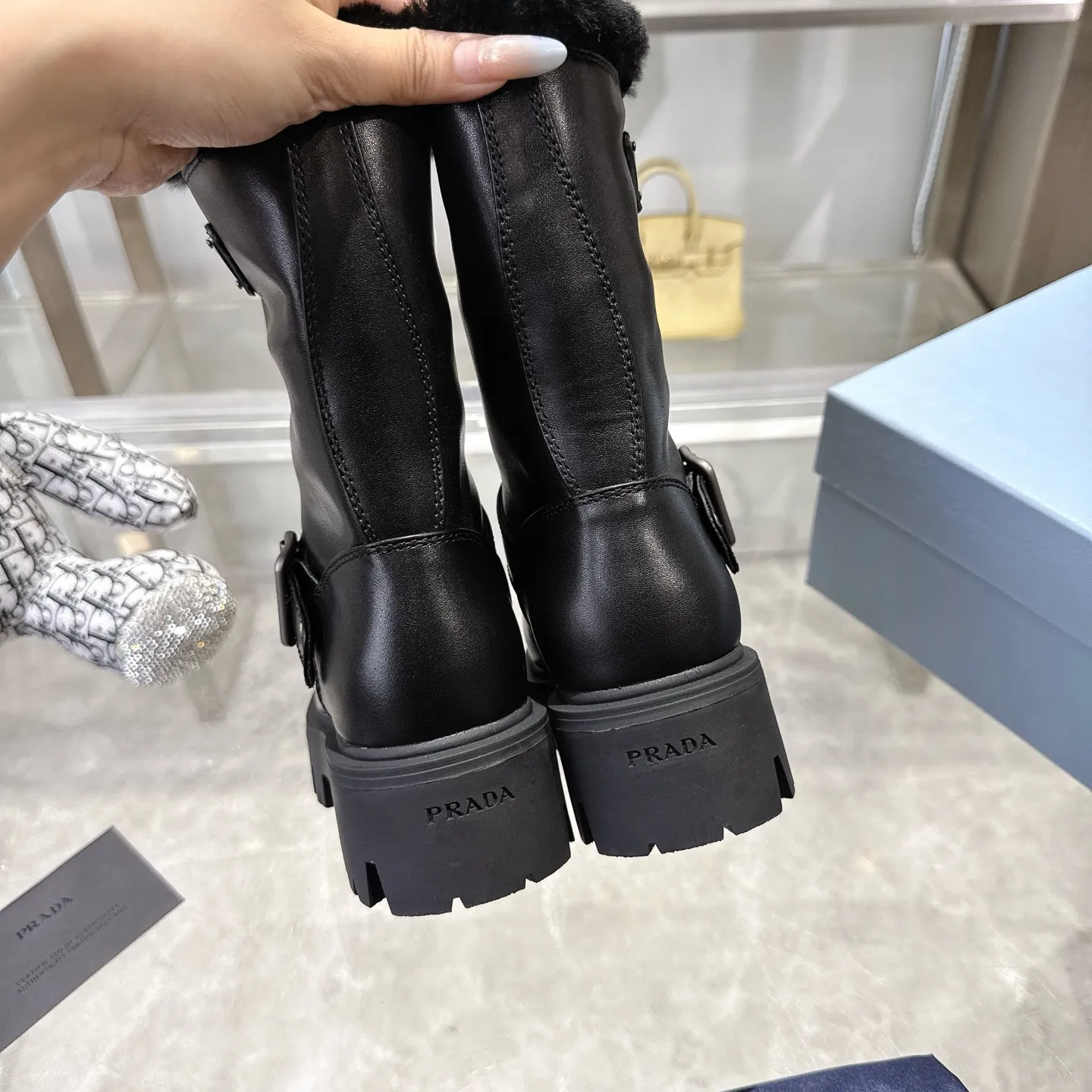 👟👟Ex-factory price 700👟👟 🔥Heavyweight🔥4050 Prada/PRADA autumn and winter snow boots counter new thick-soled anti-ski boots warm wool short boots, the same style as PRADA autumn and winter T-stage catwalk catwalk celebrity stars, original 1:1 replica, high-quality quality! The top version is comfortable on the feet and makes you look slimmer, elegant and intellectual! It is a rare pair of comfortable and warm casual snow boots! ❶Fabric: High mercerized cow suede/first layer cowhide ❷Lining: %100 pure wool imported from Australia ❸Feet: %100 pure wool imported from Australia ❹Outsole: Original TPU foam bottom Four-color women's sizes: 36–42. Complete packaging, with certified pure cotton bag after-sales service card.